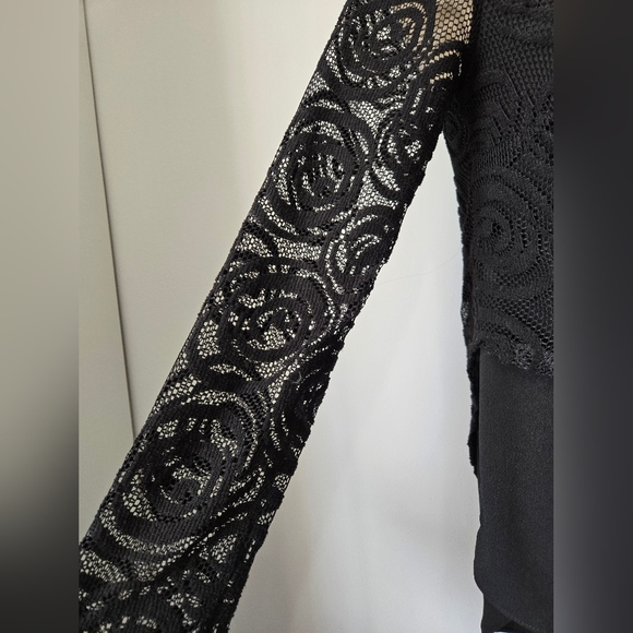 WAGGON PARIS lightweight Lace Overlay Hi-Lo Top. Size Small - Picture 3 of 14